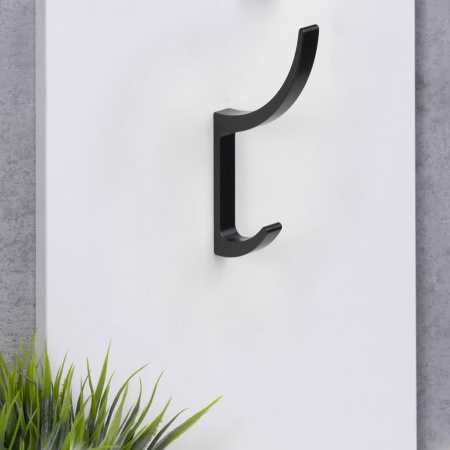 Крючок меб. двухрожковый мет. AK026 черный РФ — купить мебельную фурнитуру в Санкт-Петербурге | AKS мебель
