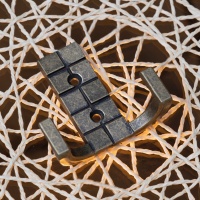 Крючок меб. двухрожковый мет. TETRIS шлифованная медь AKS — купить мебельную фурнитуру в Санкт-Петербурге | AKS мебель
