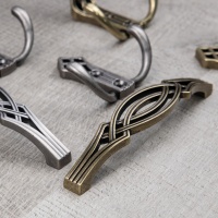 Крючок меб. трехрожковый мет. PALAZZO античная латунь AKS — купить мебельную фурнитуру в Санкт-Петербурге | AKS мебель
