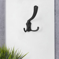 Крючок меб. трехрожковый мет. WP59 черный матовый GRIDLI — купить мебельную фурнитуру в Санкт-Петербурге | AKS мебель
