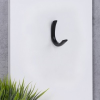 Крючок меб. однорожковый мет. SKY черный матовый AKS — купить мебельную фурнитуру в Санкт-Петербурге | AKS мебель
